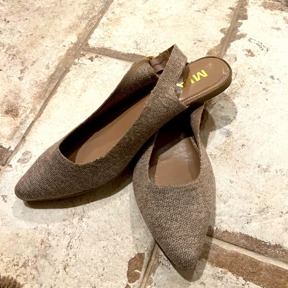 MIA Diaana flat in beige, size 8.5. Worn once!